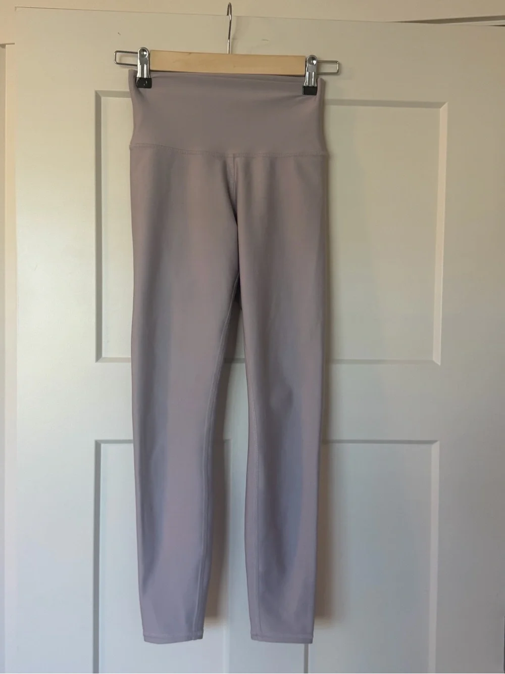 ALO YOGA Airlift High waist leggings in color Lavender Smoke